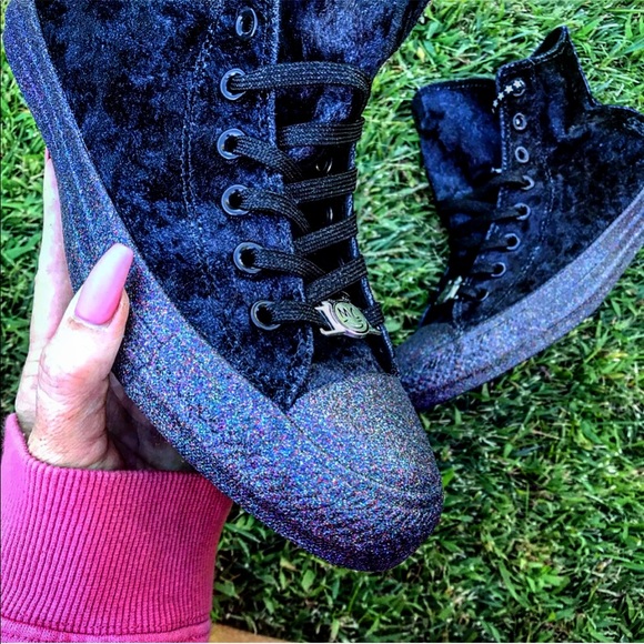 NWOB MILEY CIRUS X CONVERSE VELVET WOMENS SIZE 6 - Picture 3 of 9